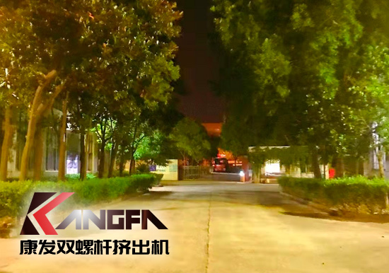 總裝車間：眾志成城齊奮戰(zhàn) 全力以赴保發(fā)貨 確保雙螺桿擠出機(jī)設(shè)備按期交付至顧客手中。